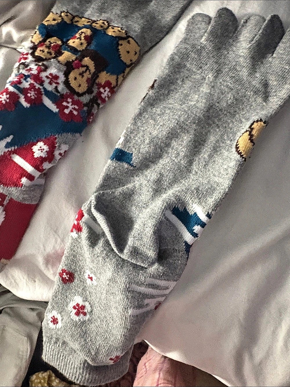 Gray & Red Patterned Gloves - Picture 4 of 5